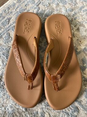 Flojos Rosita Women's Tan Floral-Embossed Flip Flop thong Sandals size 7 NEW
